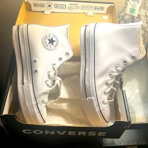 CONVERSE 9.5 Women/ Comes In Original Box!! Brand New!! BLACK/WHITE